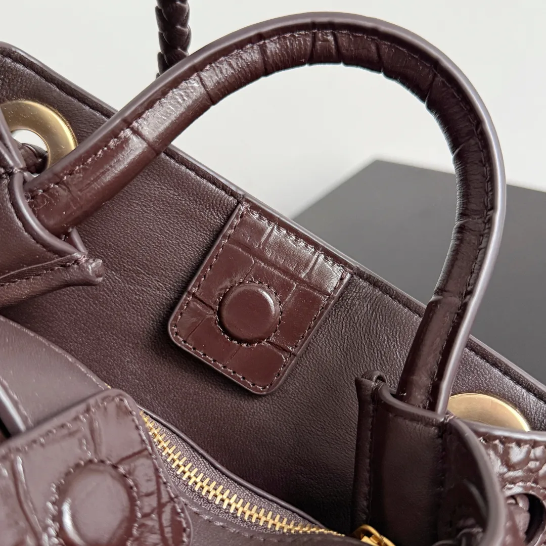 Batch 2880 BOTTEGA VENETA crocodile leather mini andiamo is paired with a four-piece oak hardware set, making the entire bag more layered. As a classic model of the BV family, each innovation brings different surprises to fans. There are three ways to carry it with different makeup. Crocodile skin is called the gold in leather and is famous for its top luxury and rarity. During use, the luster of the crocodile skin will not fade or fade with time. No matter how long it is used, it will still remain new. And because each crocodile skin is different, the effect of each crocodile leather bag is different. Style number: 777614+wood hardware Size: 22*15.5*9cm